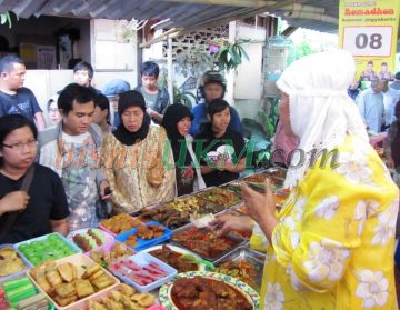 Suasana Pasar Sore Ramadhan Kauman