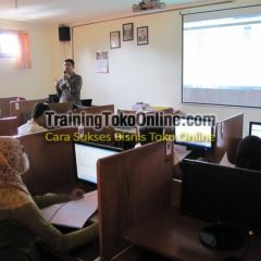 Penyampaian Materi Training Toko Online
