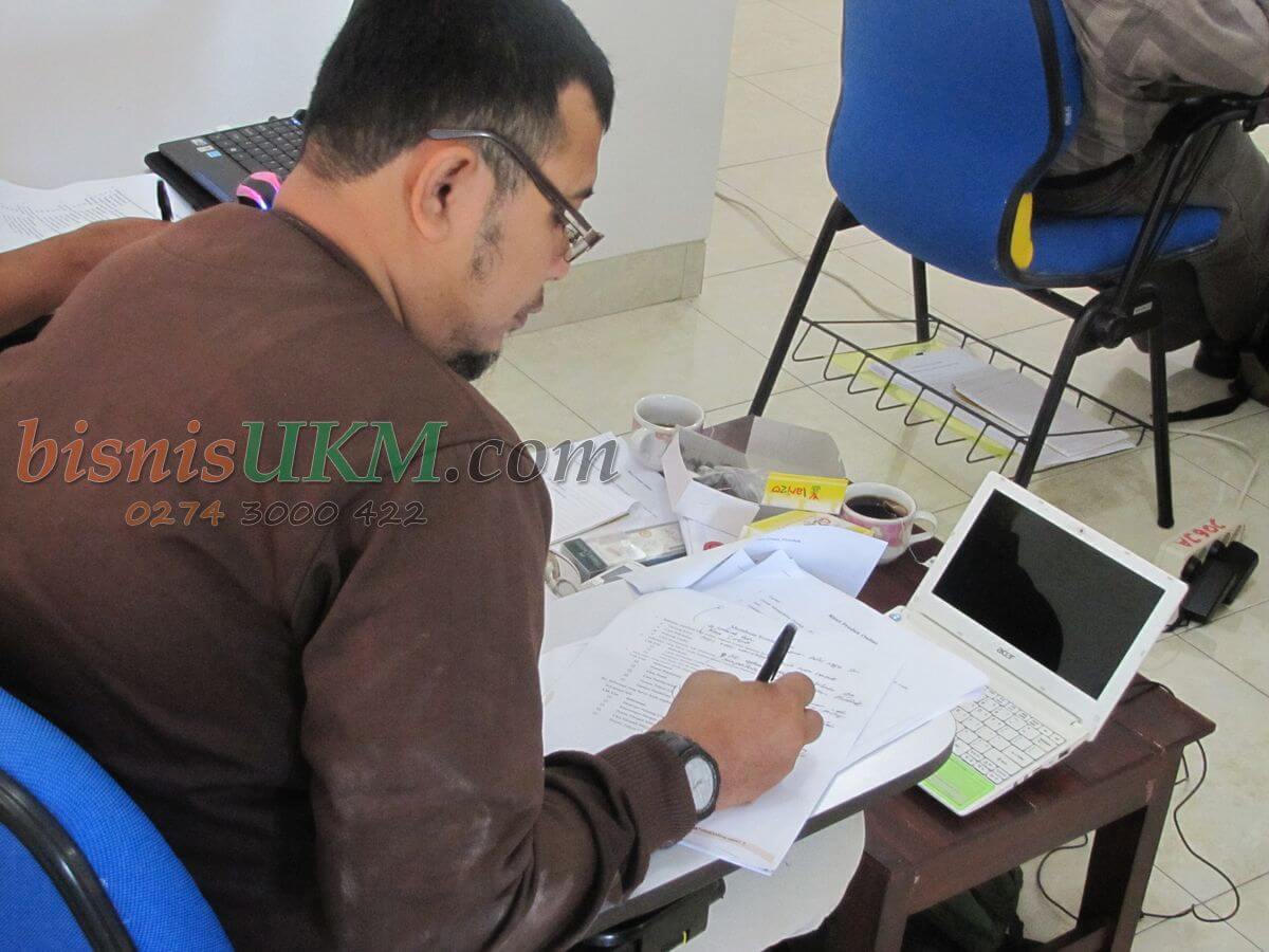 peserta mengerjakan worksheet toko online