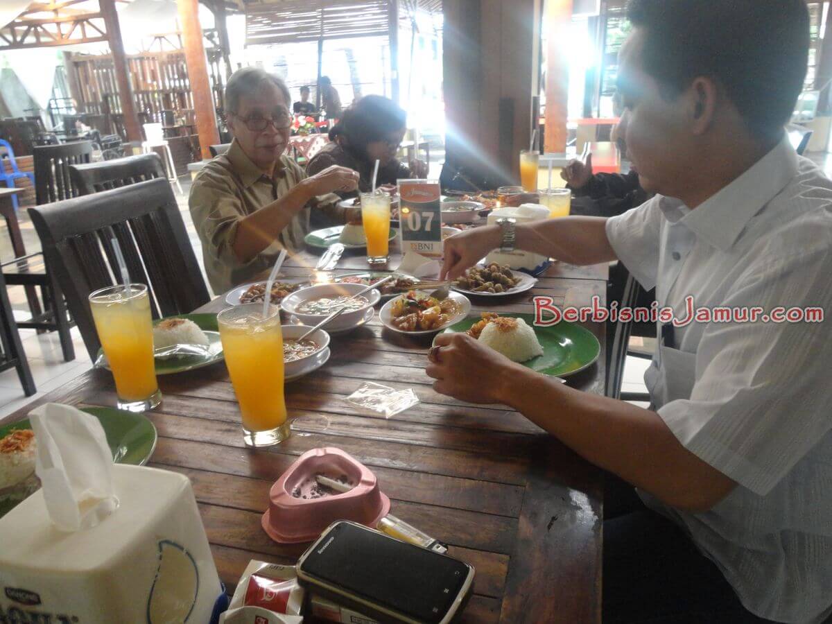 Menikmati aneka olahan jamur