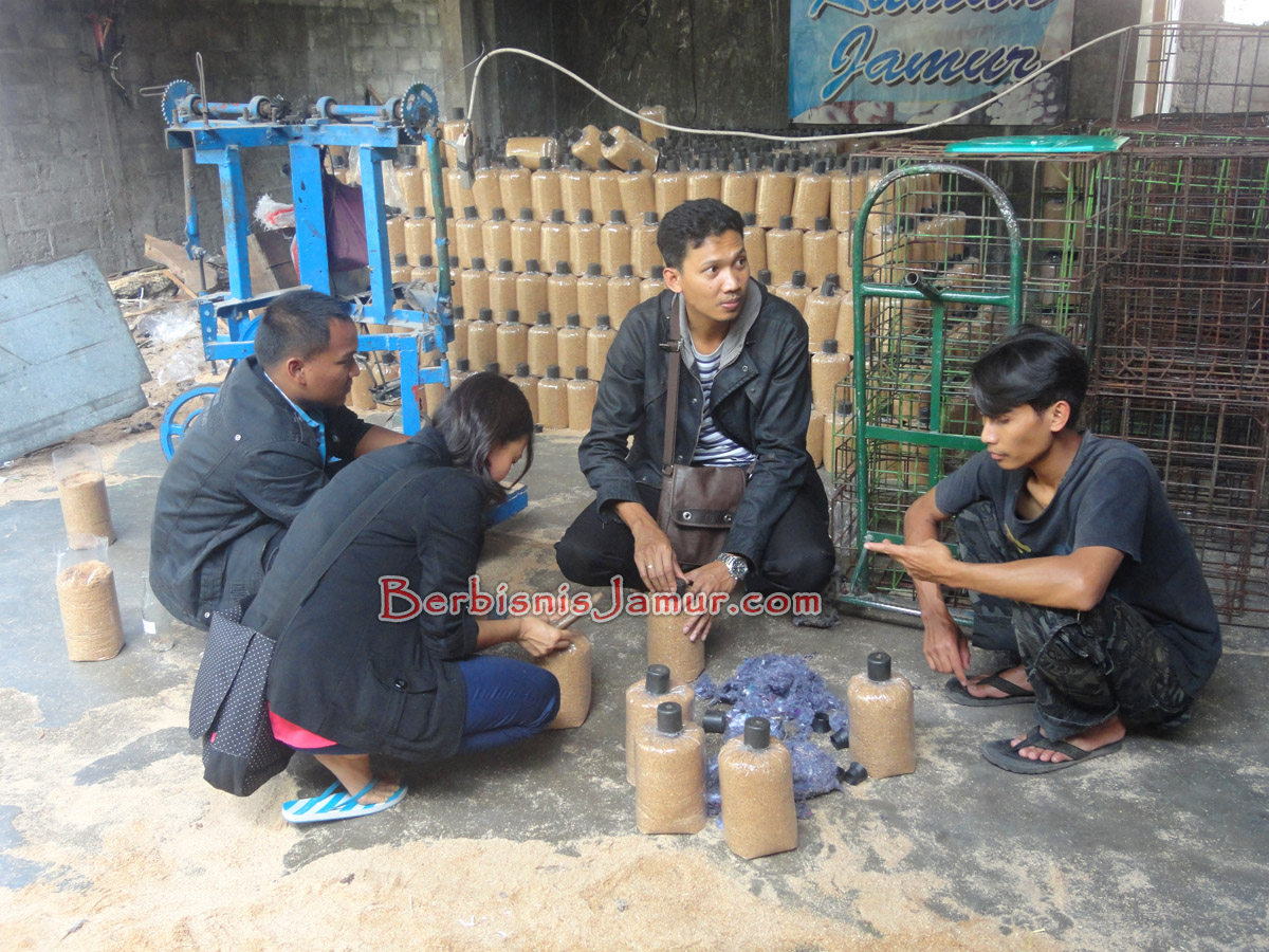 Praktek Membuat Baglog Jamur