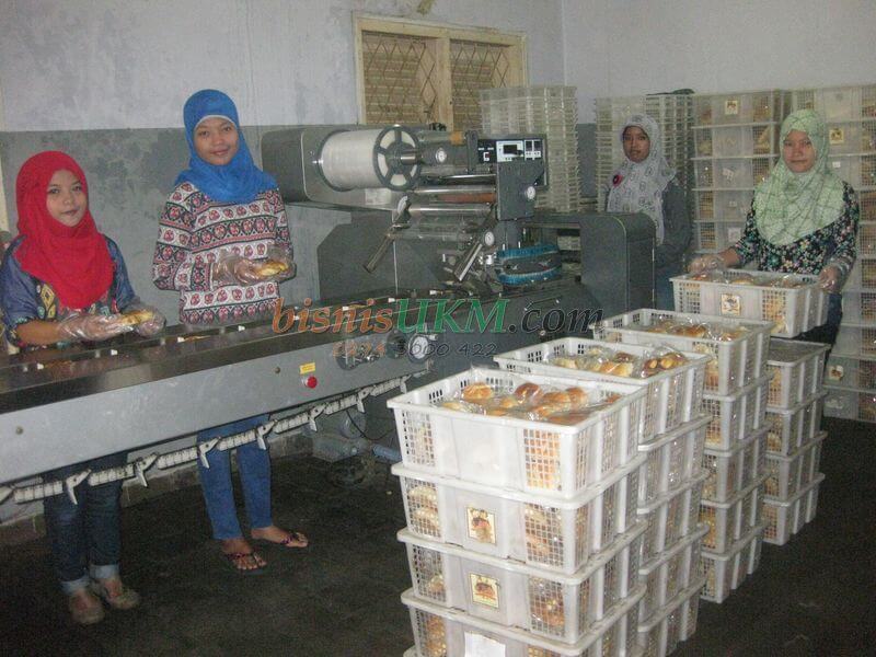 Proses produksi roti ceria