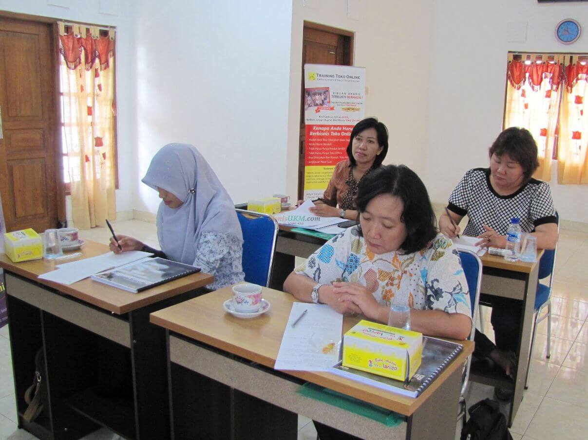 Peserta antusias mencatat semua materi jamur