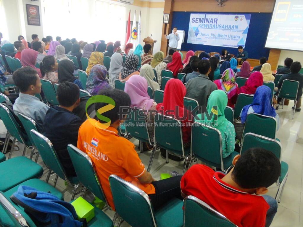 Bapak Sri Jabat Kaban menyampaikan materi bisnis dengan teknologi informatika