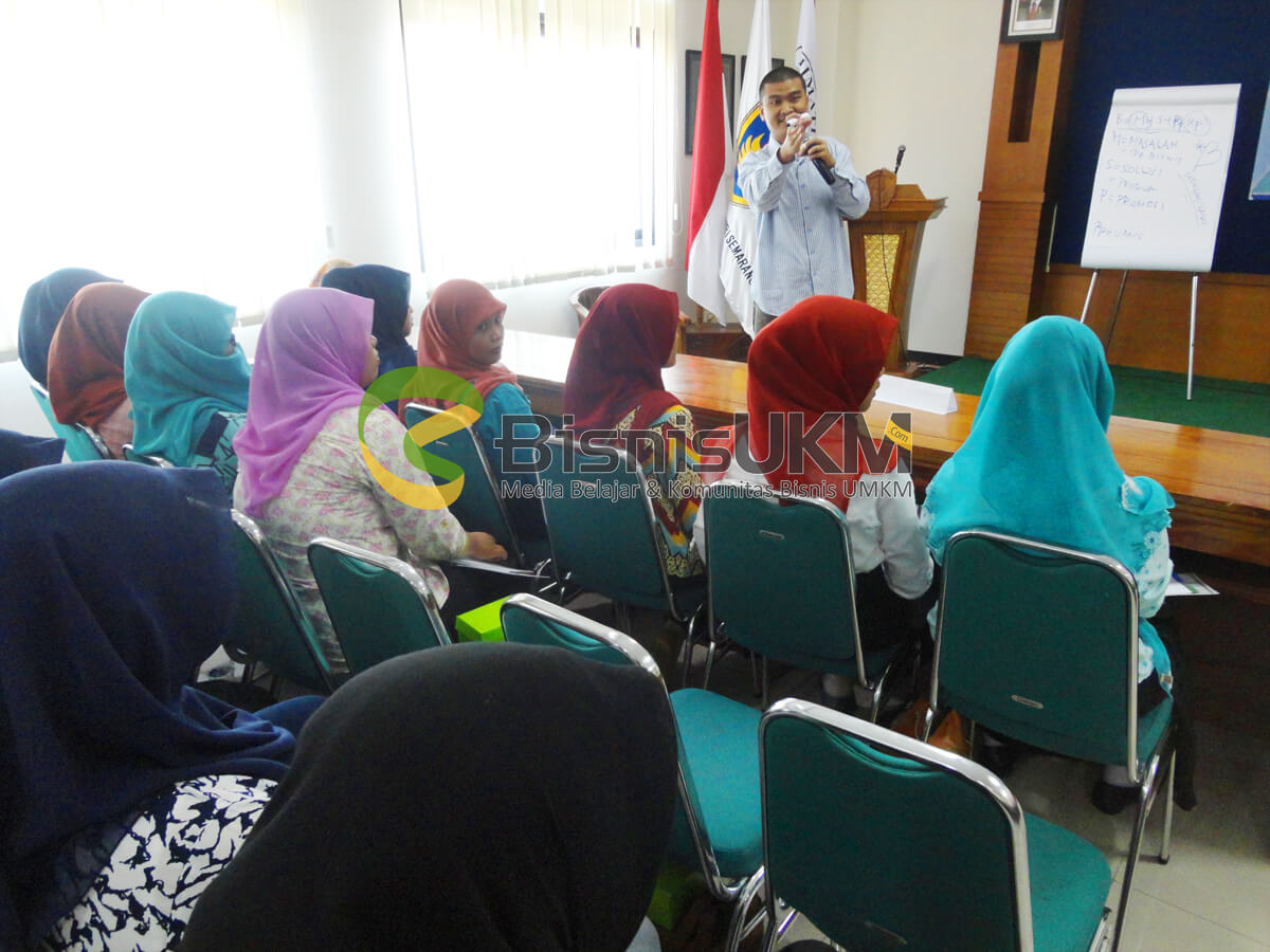 Interaksi pemateri dan peserta seminar kewirausahaan PGRI Semarang