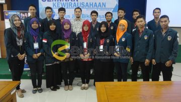 Panitia dan sebagian peserta seminar kewirausahaan PGRI Semarang