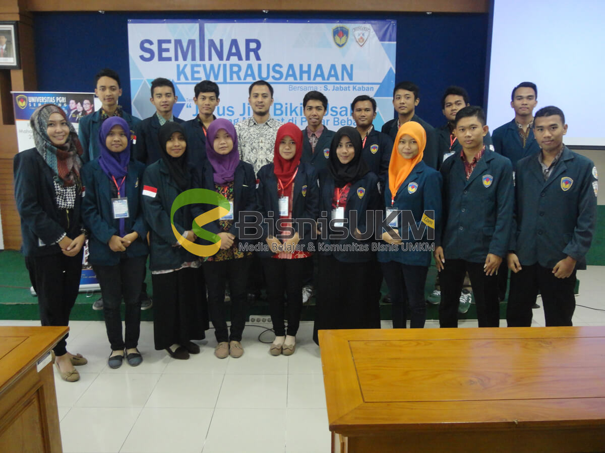 Panitia dan sebagian peserta seminar kewirausahaan PGRI Semarang