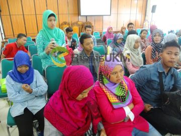 Sesi tanya jawab peserta seminar kewirausahaan PGRI Semarang