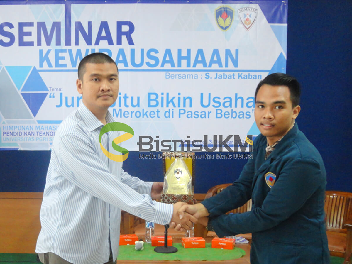Sri Jabat Kaban menerima tanda kasih dari ketua panitia seminar