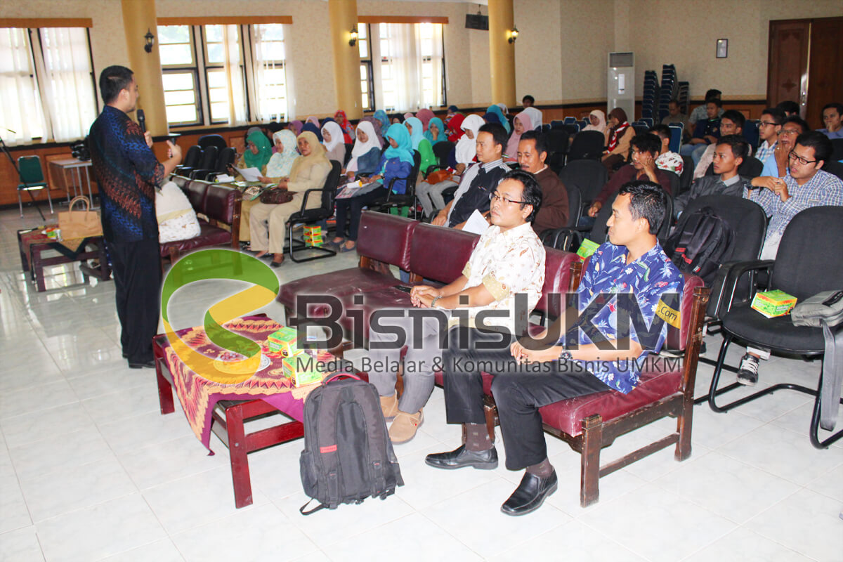 Bapak Rakmatniwa menyampaikan materi bisnis online