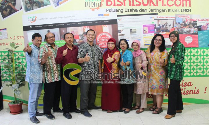 Trainer Bisnisukm dan peserta training toko online dari UNTAG Semarang