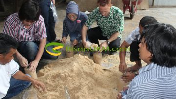 Praktek Pembuatan Baglog Jamur Tiram