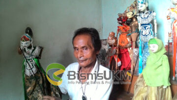Kusman perajin wayang di Depok