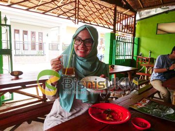 Pengunjung warung makan sambal Nek Uwan lahap menikmati hidangan Khas Sambas