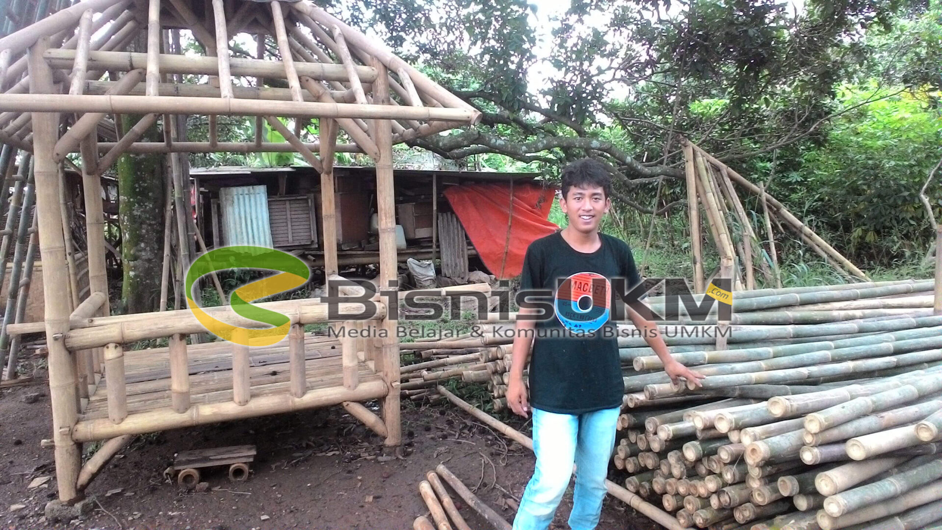  Kerajinan  Saung Bambu  Makin Dilirik Masyarakat Perkotaan