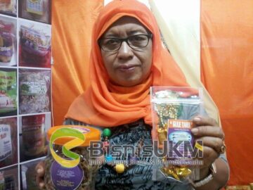 Muryannie mengemas makanan khas Pontianak secara instant