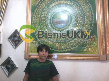 Adi Irawan membuat bingkai foto dari kayu kapuak