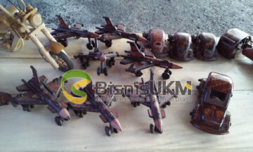 Kerajinan miniatur dari batik kayu