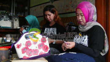 Proses produksi kerajinan decoupage