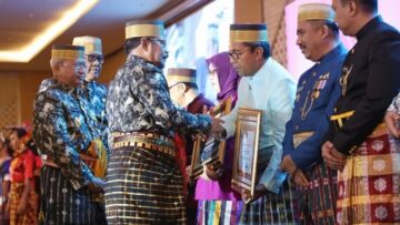 aktif-bina-koperasi-dan-umkm-di-wilayahnya-bupati-ini-raih-penghargaan