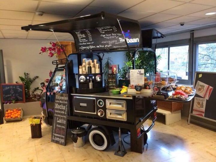 Kedai kopi keliling dengan motor roda tiga