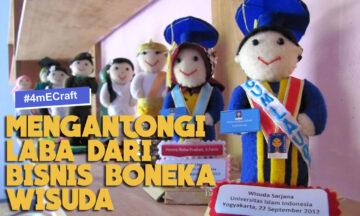 MENGANTONGI LABA DARI BISNIS BONEKA WISUDA