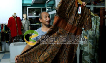 Pria paruh baya ini sudah 20 tahun lebih mergelut di bidang desain dan garmen. Kiprahnya adalah membuat baju batik unik dengan bahan limbah kain