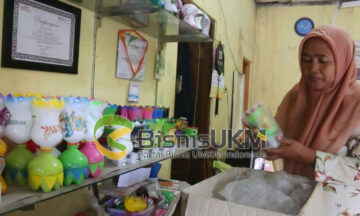 Sri mengerjakan semuanya bersama suaminya. Perpaduan suami istri tersebut berbuah manis dengan usaha Astoprigel yang terus berkembang