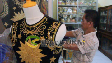 Sugimo merupakan segelintir orang yang masih bertahan membuat kostum wayang orang. Tak banyak perajin saat ini dan Gimo termasuk yang moncer.