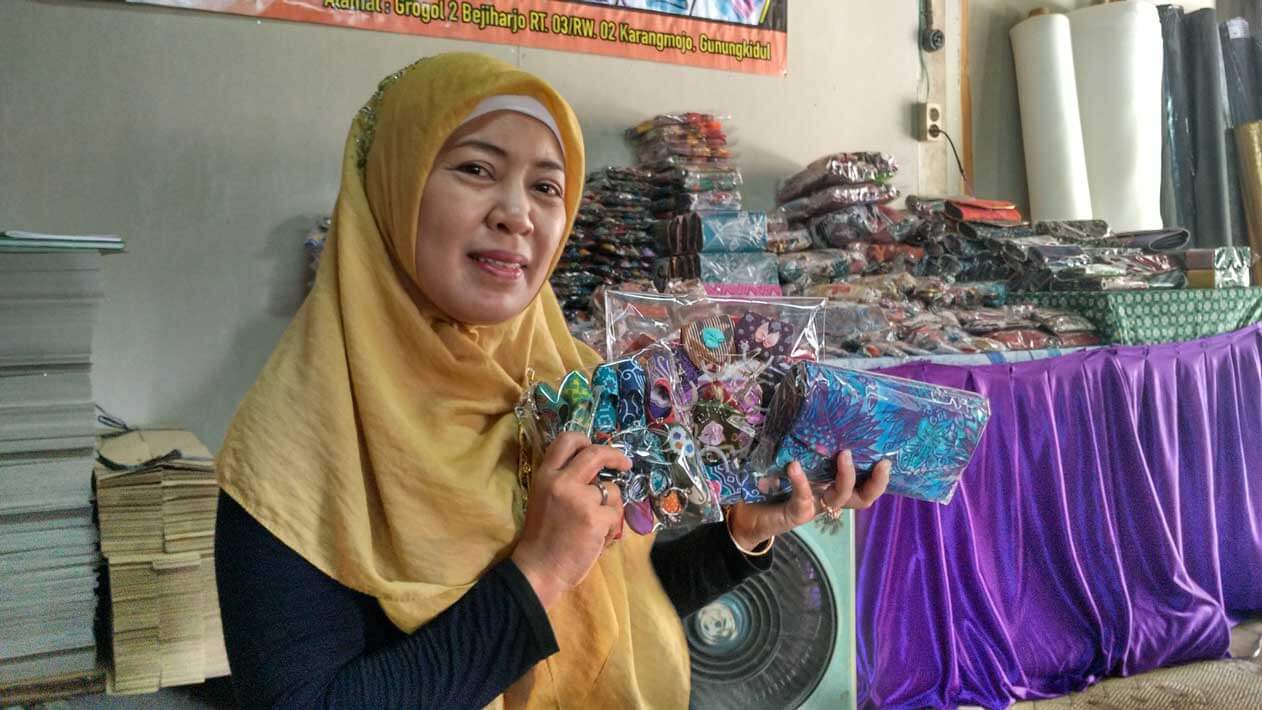 Wanita Ini Bangun Usaha Kreatif Dengan Berdayakan 40 Ibu Rumah Tangga Hebat 