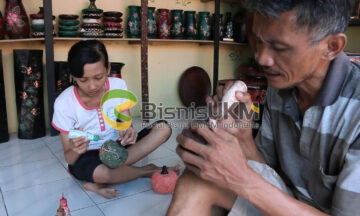 Suharno tengah mengajari putri bungsunya