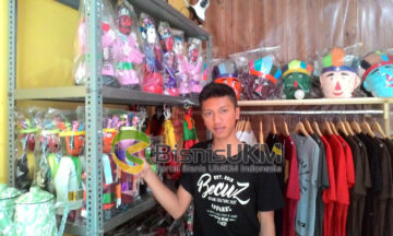 Anak Muda Ini Ikut Menjaga Budaya Lewat Bisnis Souvenir Khas Betawi