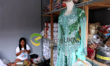 Bermacam kebaya dijual di Desa Kunden
