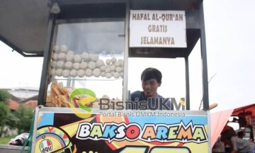 Meski hanya dengan gerobak sederhana, ia sering memberi bakso gratis.