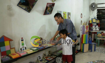 Herumanto mengajak anaknya praktek-mainan edukasi cil-cil craft