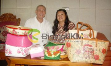 Jadi Korban PHK, Dewi Gandeng Anak Yatim Besarkan Usaha Tas Lukis