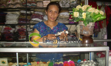 Putu Suandewi dan kreasi-bunga dari kepompong