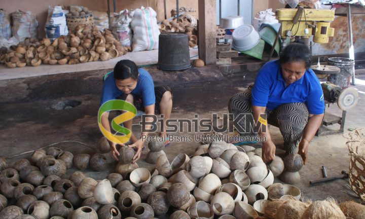 Proses pembuatan kerajinan batok kelapa di Bali