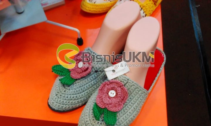 Bisnis kerajinan sepatu rajut di Surabaya