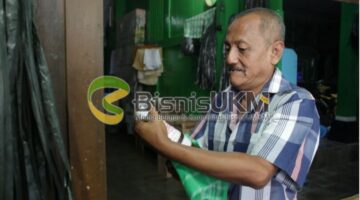 Hari Raharjo generasi kedua pengelola usaha minuman tradisional Putri Solo.