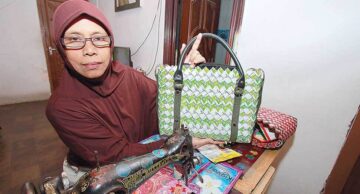 Mengolah sampah plastik jadi produk kerajinan cantik