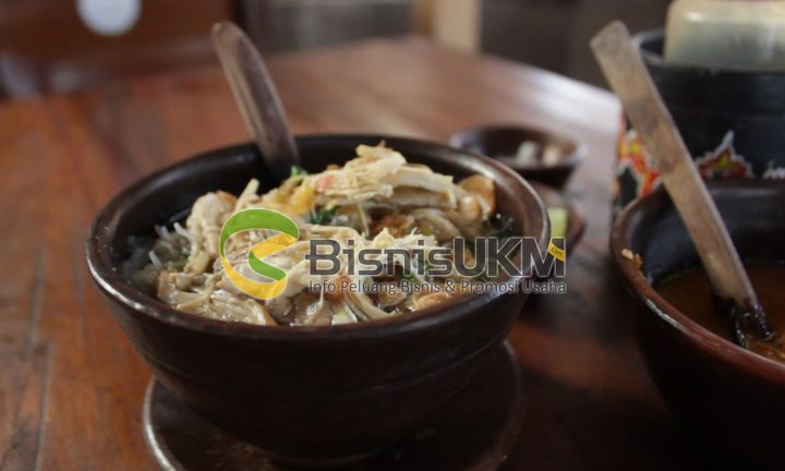 Usaha kuliner unik soto gerabah disajikan dengan mangkuk tanah liat