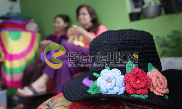 Topi kerajinan rajut sangat diminati oleh orang Bali