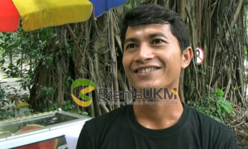 Hawitri berjualan buah untuk membiayai kuliah S2