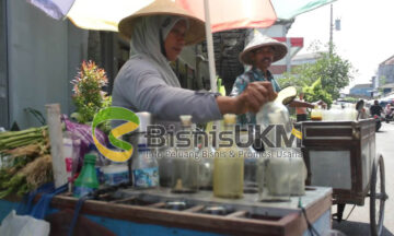 Warga Nguter yang menjual keliling jamu segar