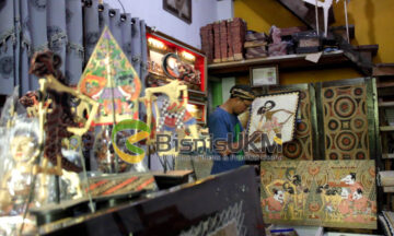 Aneka kerajinan wayang pernah dibuat oleh Suryo