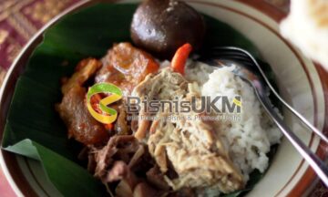 Gudeg Bu Mari warnanya lebih terang dan rasanya lebih gurih