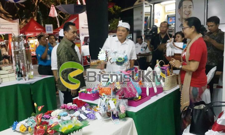 Wali kota Denpasar sedang melihat produk DEF ketika pameran