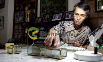 Mintorogo pemilik usaha kerajinan kaca Risang Aji