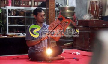 Dalang Muda Ini Tekuni Bisnis Kerajinan Wayang di Era Millenial